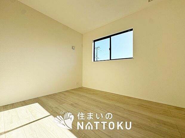 【現地写真（洋室）】木目の美しさを際立たせるシンプルデザインの建具を使用しています。