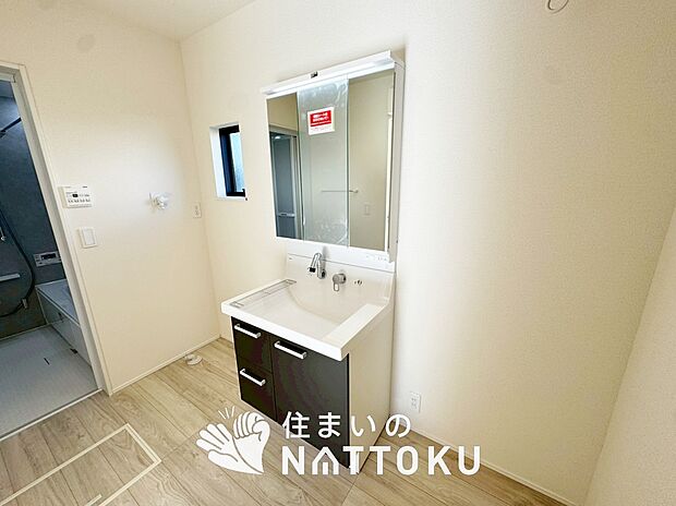 【洗面台・洗面所】鏡の両サイドは、必要なものを取出しやすく、大きな鏡面で朝の準備も快適。
使いやすいリフトアップ機能付きのシングルレバーシャワー水栓付です。