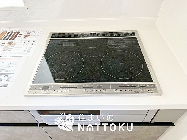 【ビルトインコンロ】フラットな構造で清掃性が高く、過熱防止センサー付３口タイプで日頃の家事も快適です。