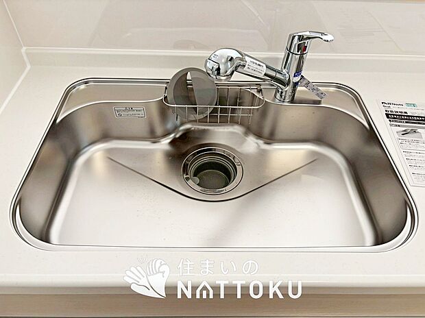 【浄水器内臓ハンドシャワー付シンク】広々とした凸型シンクに洗剤ポケットを標準装備。すっきり収納できます。
また、蛇口の先端に浄水器を内蔵しているため場所をとりません。