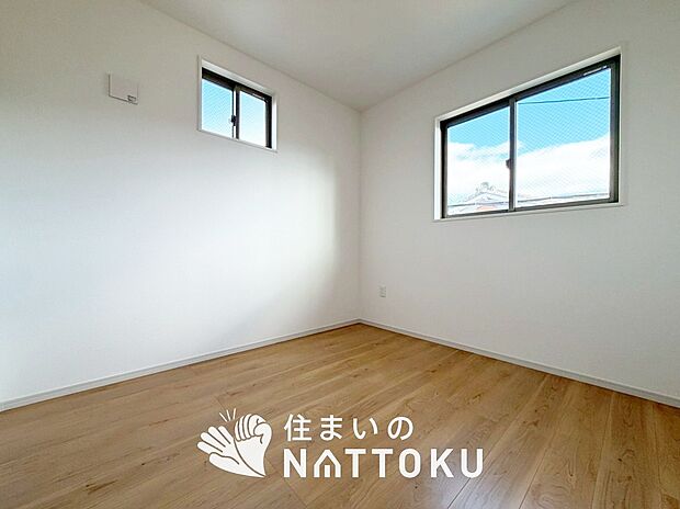 【現地写真（洋室）】木目の美しさを際立たせるシンプルデザインの建具を使用しています。