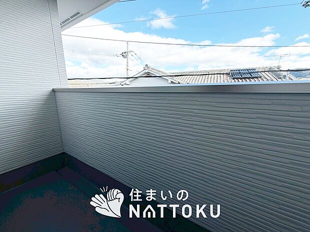 【バルコニー】奥行きが広く、洗濯物をゆったりと干せる十分な広さで、家族の洗濯も捗ります。