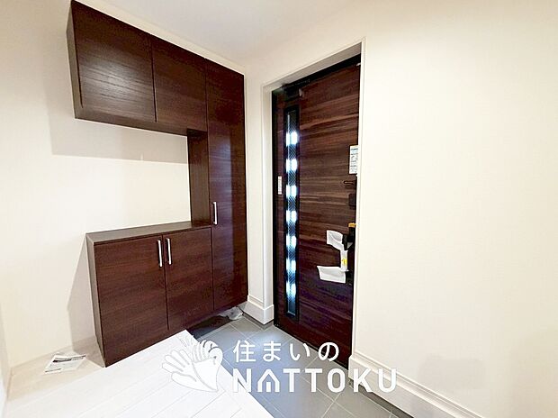 【現地写真(玄関)】玄関には、大型のシューズ収納を設置しています。