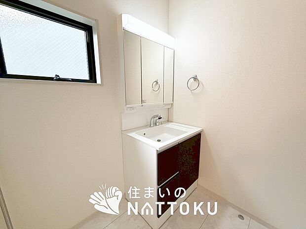 【洗面台・洗面所】鏡の両サイドは、必要なものを取出しやすく、大きな鏡面で朝の準備も快適。
使いやすいリフトアップ機能付きのシングルレバーシャワー水栓付です。