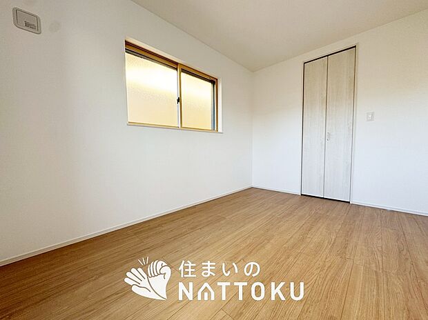 【現地写真（洋室）】木目の美しさを際立たせるシンプルデザインの建具を使用しています。