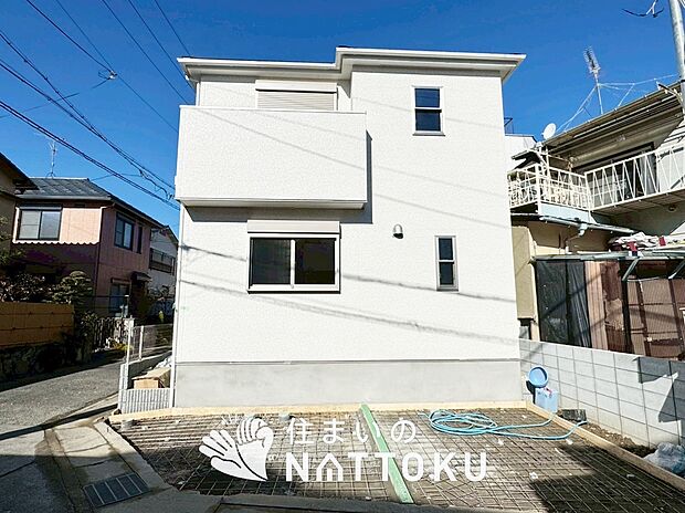 【現地写真（外観）】雨で汚れを落とし、耐久性・耐候性に優れた外壁を使用しています。