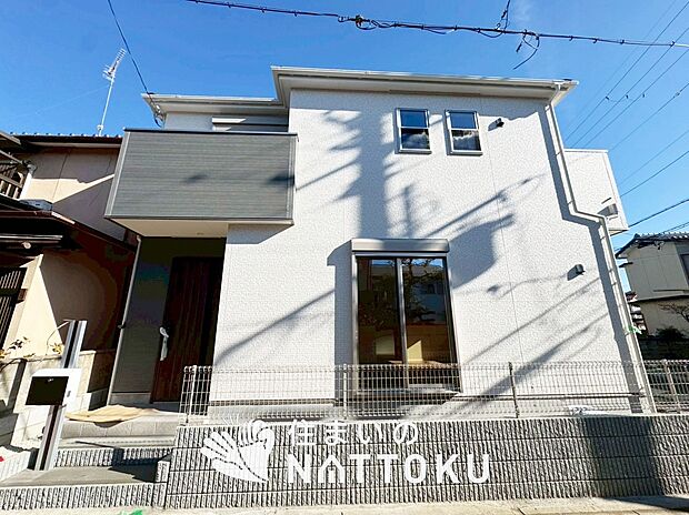 【現地写真（外観）】軽くて火災に強い屋根材を採用し、地震時の建物への負担や揺れを軽減しています。