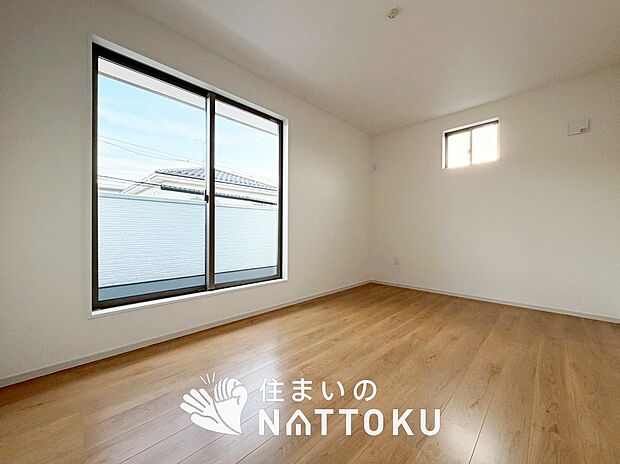 【現地写真（寝室）】木目の美しさを際立たせるシンプルデザインの建具を使用しています。