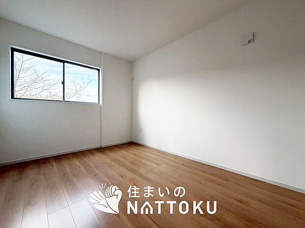 【現地写真（洋室）】木目の美しさを際立たせるシンプルデザインの建具を使用しています。