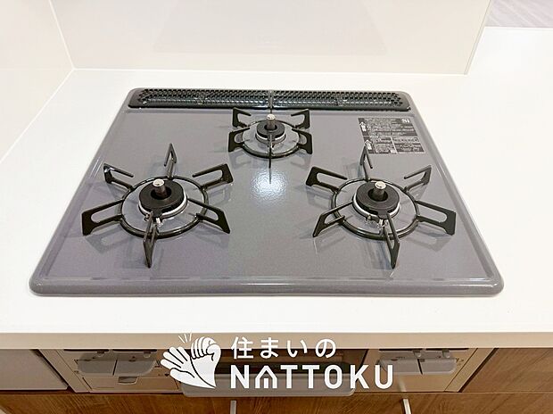 【ビルトインコンロ】フラットな構造で清掃性が高く、過熱防止センサー付３口タイプで日頃の家事も快適です。