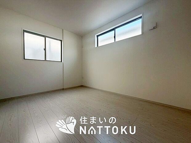 【現地写真（洋室）】木目の美しさを際立たせるシンプルデザインの建具を使用しています。