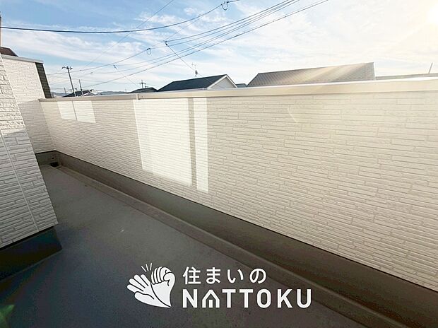 【バルコニー】奥行きが広く、洗濯物をゆったりと干せる十分な広さで、家族の洗濯も捗ります。