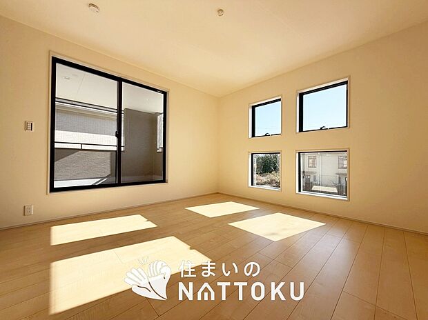 【現地写真（寝室）】木目の美しさを際立たせるシンプルデザインの建具を使用しています。