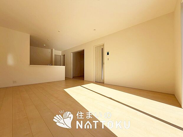 【現地写真（リビング）】フローリング材には、木目、色調など木材特有の風合いがあり、ナチュラルな美しさになっています。