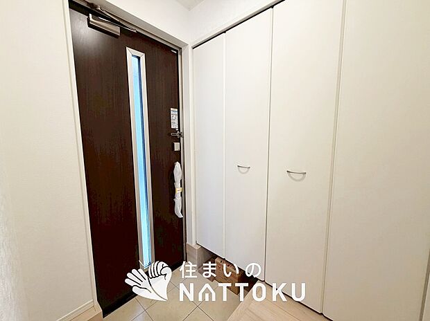 【現地写真（玄関）】玄関には、大型のシューズ収納を設置しています。