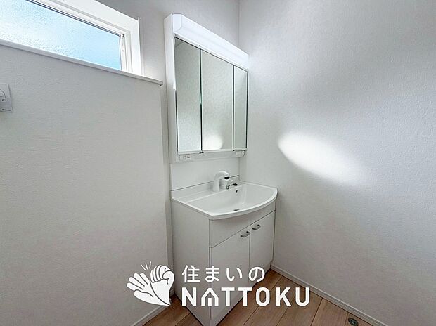 【洗面台・洗面所】鏡の両サイドは、必要なものを取出しやすく、大きな鏡面で朝の準備も快適。
使いやすいリフトアップ機能付きのシングルレバーシャワー水栓付です。