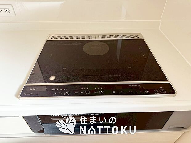 【ビルトインコンロ】フラットな構造で清掃性が高く、過熱防止センサー付３口タイプで日頃の家事も快適です。