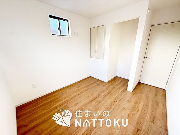 【現地写真（洋室）】木目の美しさを際立たせるシンプルデザインの建具を使用しています。