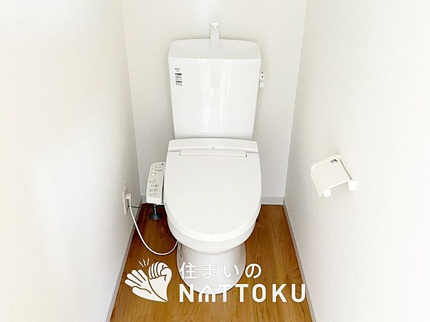 【トイレ】汚れてもサッとひと拭きでお手入れ簡単、エコ仕様の温水洗浄便座付きのトイレです。
バリアフリーにも配慮しています。