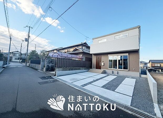 【現地写真（前道含む外観）】断熱性、気密性を高める工夫で一年中ずっと心地よく暮らせる、高気密・高断熱です。