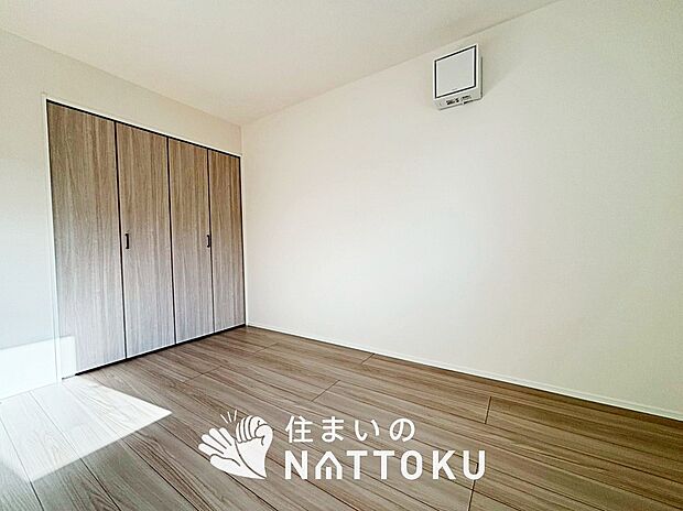 【現地写真（寝室）】木目の美しさを際立たせるシンプルデザインの建具を使用しています。