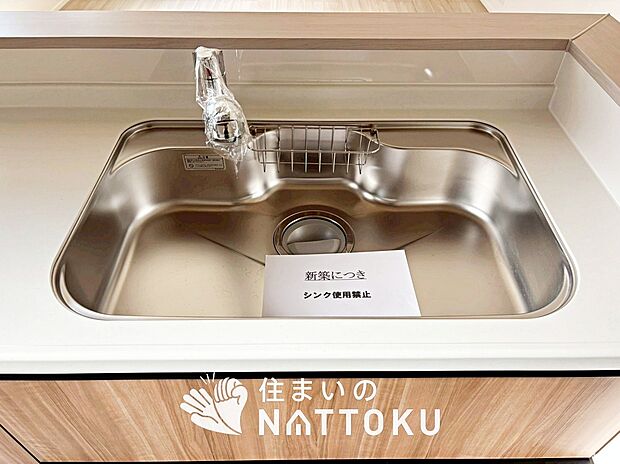 【浄水器内臓ハンドシャワー付シンク】広々とした凸型シンクに洗剤ポケットを標準装備。すっきり収納できます。
また、蛇口の先端に浄水器を内蔵しているため場所をとりません。