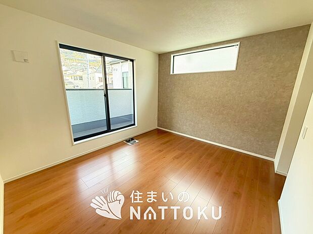 【現地写真（寝室）】木目の美しさを際立たせるシンプルデザインの建具を使用しています。