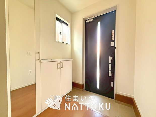 【現地写真（玄関）】玄関には、大型のシューズ収納を設置しています。