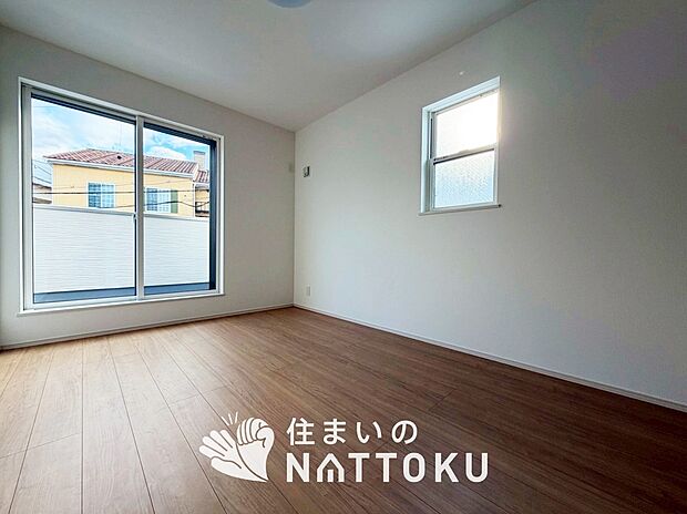 【現地写真（洋室）】木目の美しさを際立たせるシンプルデザインの建具を使用しています。