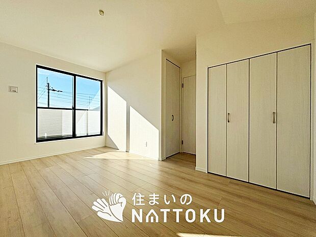 【現地写真（寝室）】木目の美しさを際立たせるシンプルデザインの建具を使用しています。
