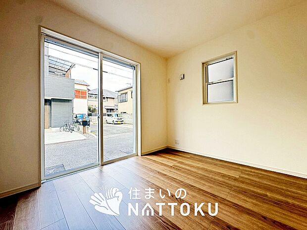 【現地写真（寝室）】木目の美しさを際立たせるシンプルデザインの建具を使用しています。