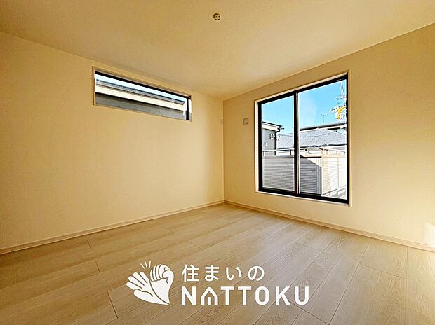 【現地写真（寝室）】木目の美しさを際立たせるシンプルデザインの建具を使用しています。