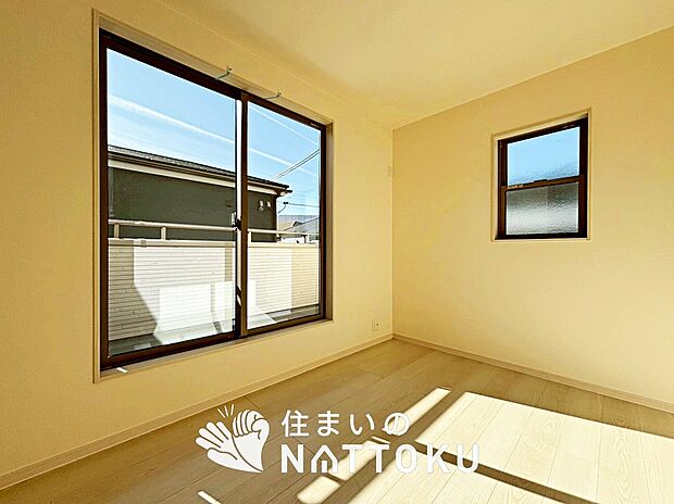 【現地写真（洋室）】木目の美しさを際立たせるシンプルデザインの建具を使用しています。