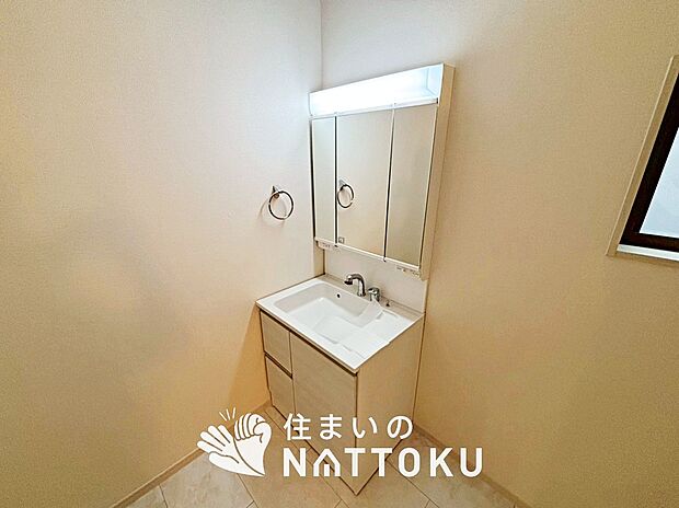 【洗面台・洗面所】鏡の両サイドは、必要なものを取出しやすく、大きな鏡面で朝の準備も快適。
使いやすいリフトアップ機能付きのシングルレバーシャワー水栓付です。