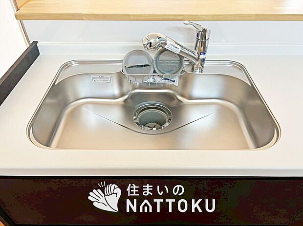 【浄水器内臓ハンドシャワー付シンク】広々とした凸型シンクに洗剤ポケットを標準装備。すっきり収納できます。
また、蛇口の先端に浄水器を内蔵しているため場所をとりません。