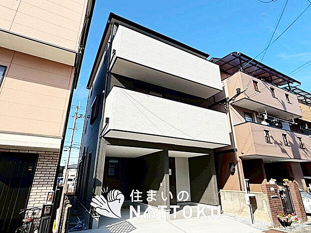 【現地写真（外観）】軽くて火災に強い屋根材を採用し、地震時の建物への負担や揺れを軽減しています。