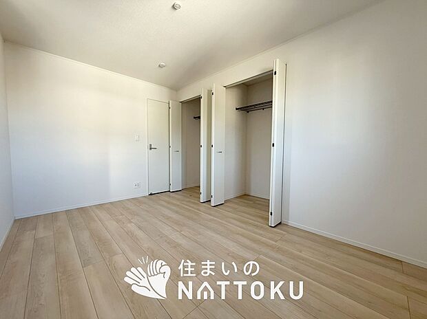 【現地写真（寝室）】木目の美しさを際立たせるシンプルデザインの建具を使用しています。