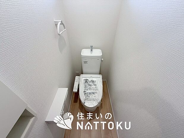 【トイレ】汚れてもサッとひと拭きでお手入れ簡単、エコ仕様の温水洗浄便座付きのトイレです。
バリアフリーにも配慮しています。