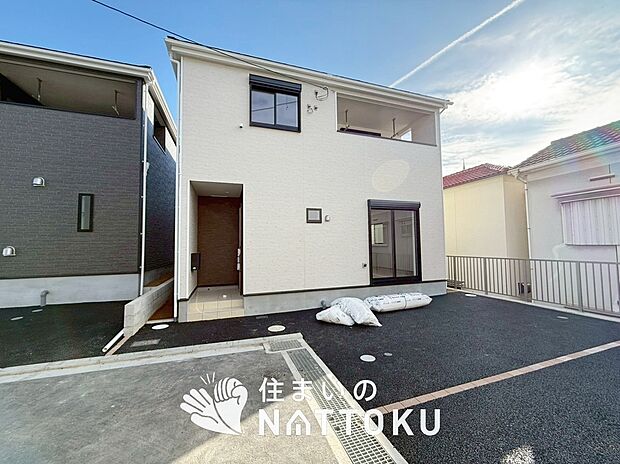 【現地写真（外観）【３号地】】雨で汚れを落とし、耐久性・耐候性に優れた外壁を使用しています。