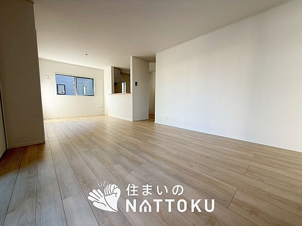 【現地写真（リビング）】フローリング材には、木目、色調など木材特有の風合いがあり、ナチュラルな美しさになっています。