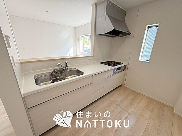 【現地写真（キッチン）】収納たっぷりのシステムキッチン、浄水器付水栓を標準装備しています。