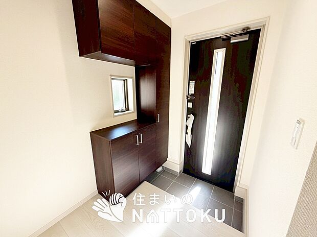 【現地写真（玄関）】玄関には、大型のシューズ収納を設置しています。