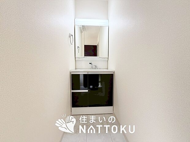 【洗面台・洗面所】鏡の両サイドは、必要なものを取出しやすく、大きな鏡面で朝の準備も快適。
使いやすいリフトアップ機能付きのシングルレバーシャワー水栓付です。
