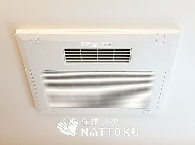 【電気式浴室暖房換気乾燥機】寒い冬場はあたたかく、暑い夏場は扇風機のような心地よさです。
雨の日は、浴室が衣類乾燥スペースになります。
