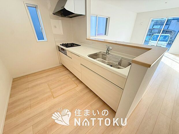 【現地写真（キッチン）】収納たっぷりのシステムキッチン、浄水器付水栓を標準装備しています。