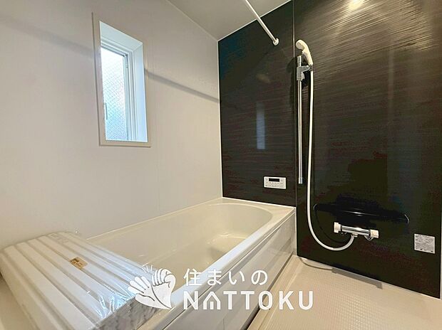 【現地写真（浴室）】浴室暖房乾燥機付き。１坪タイプで広々です。