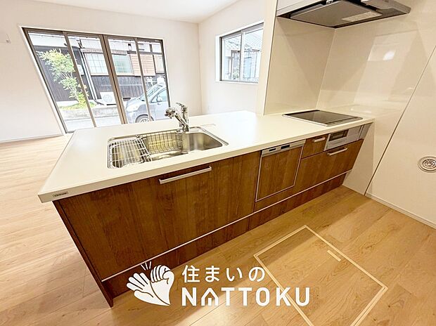 【現地写真（キッチン）】収納たっぷりのシステムキッチン、浄水器付水栓を標準装備しています。