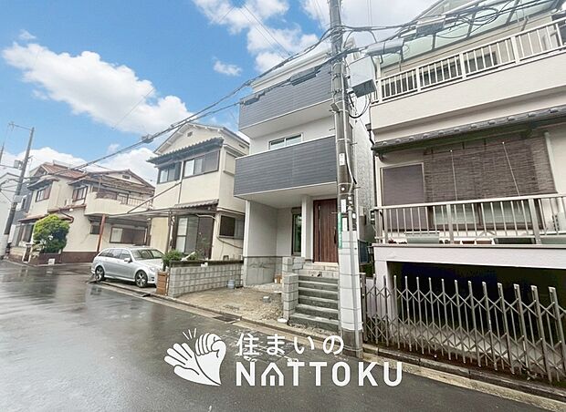 【現地写真（前道含む外観）】断熱性、気密性を高める工夫で一年中ずっと心地よく暮らせる、高気密・高断熱です。