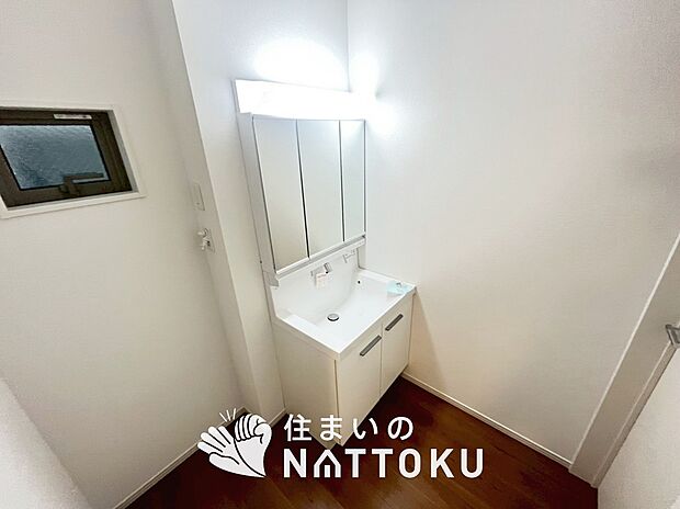 【洗面台・洗面所】鏡の両サイドは、必要なものを取出しやすく、大きな鏡面で朝の準備も快適。
使いやすいリフトアップ機能付きのシングルレバーシャワー水栓付です。
