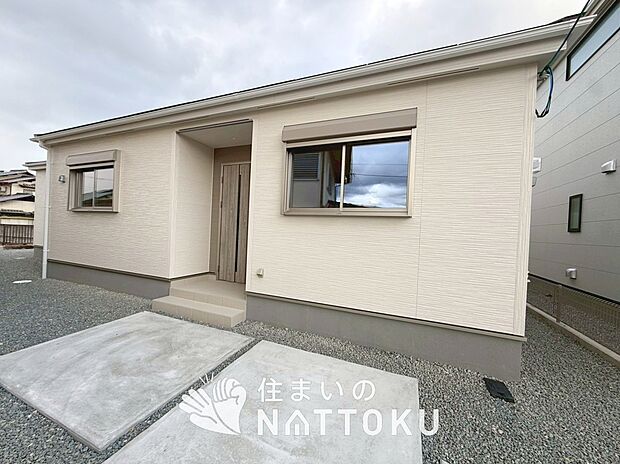 【現地写真（外観）【１号地】】雨で汚れを落とし、耐久性・耐候性に優れた外壁を使用しています。